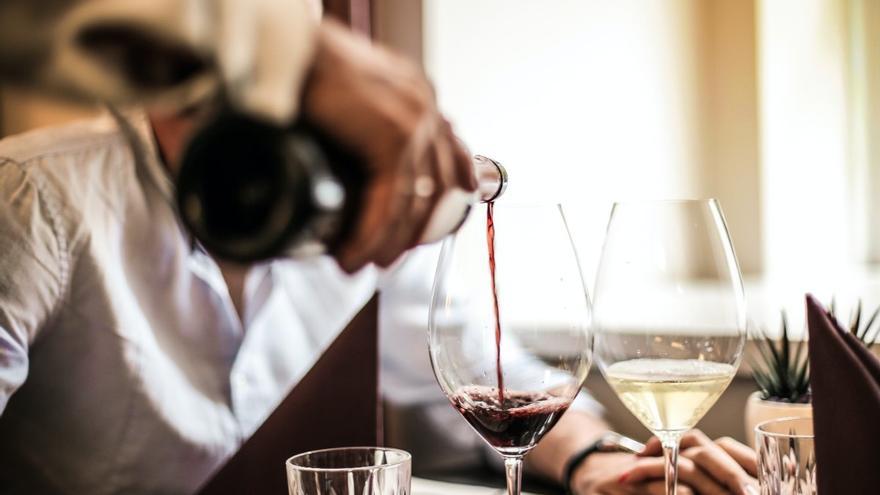 ¿Es realmente saludable tomar una copa de vino al día?