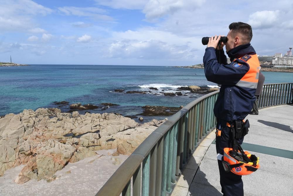 Efectivos por mar, tierra y aire retoman el rastreo de la joven que en la madrugada del viernes fue arrastrada por un golpe de mar en A Coruña.
