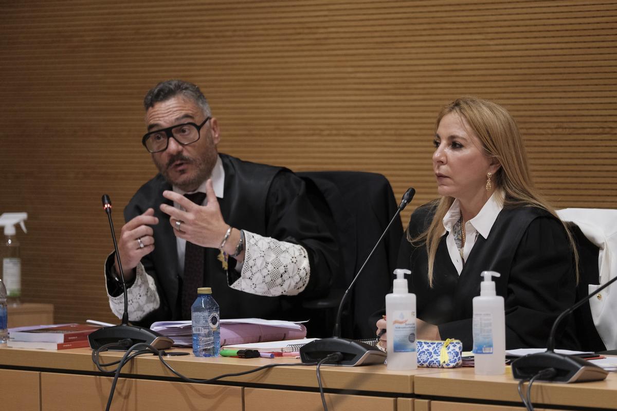 El fiscal Jesús Lomba y la abogada Emilia Zaballos durante la celebración de la primera jornada de la vista por el caso Romina.