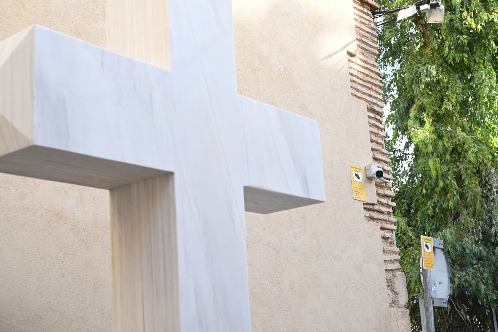 Así ha regresado el munumento de la Cruz de Callosa de Segura en un suelo privado junto a la ermita de Nuestra Señora del Rosario