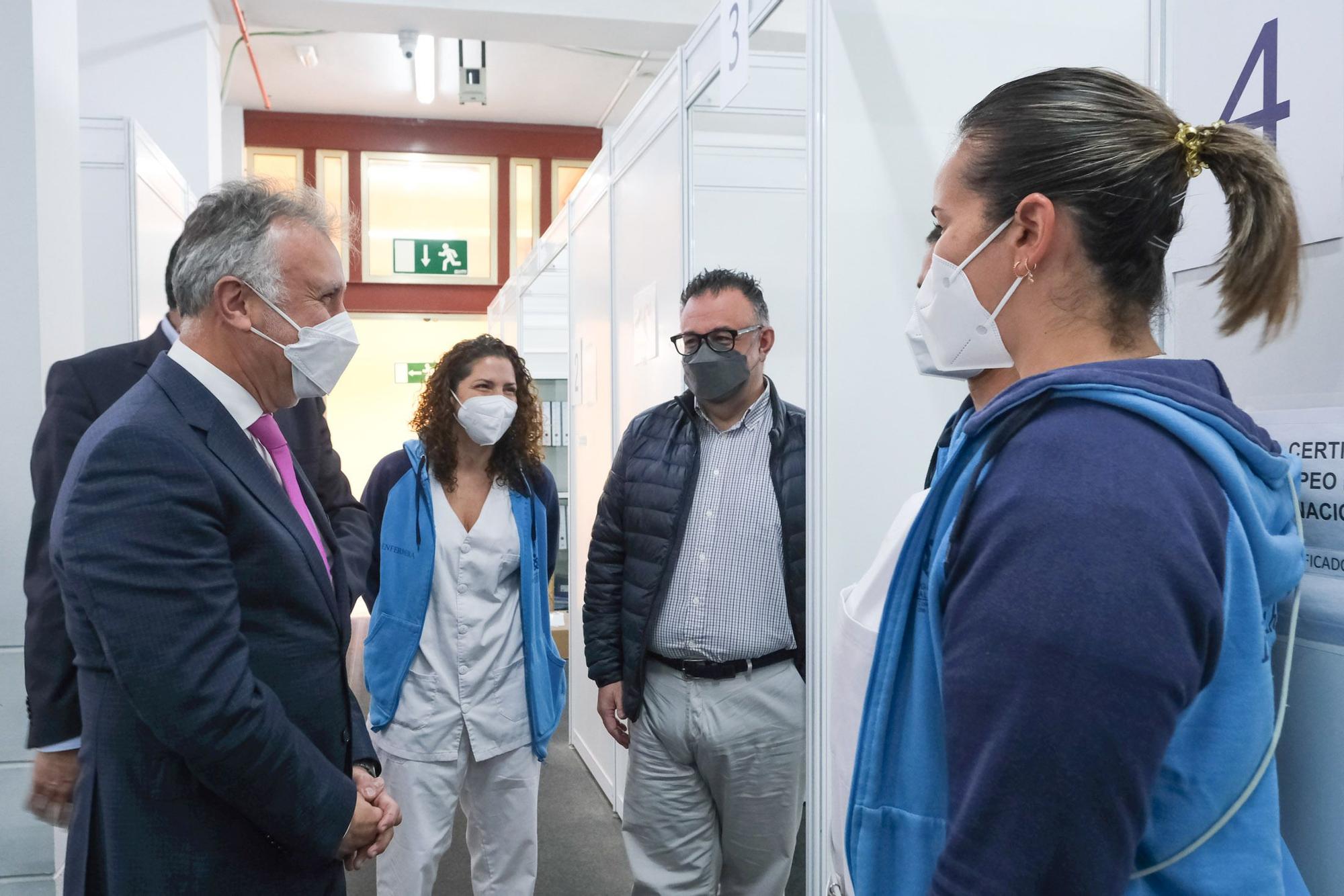 Ángel Víctor Torres y Blas Trujillo visitan el punto de vacunación de Infecar