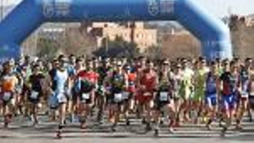 Els participants, durant els primers metres del Duatló de Girona.
