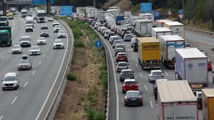 Monumental atasco en la AP-7 por el choque de 4 camiones