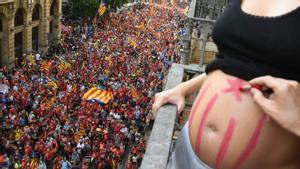 Barcelona. 11.09.2021. Política. Imagen de la Vía Layetana durante la concentración con motivo de la Diada. En la fito, Ana embarazada de ocho meses observa la manifestación. Fotografía de Jordi Cotrina