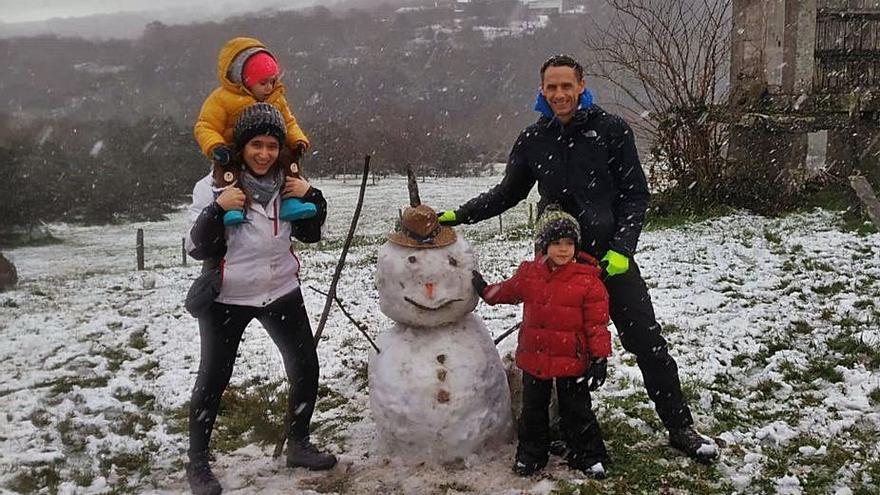 Diz y su familia con el muñeco que hicieron a su regreso del Castillo. | //  BERNABÉ/ JAVIER LALÍN