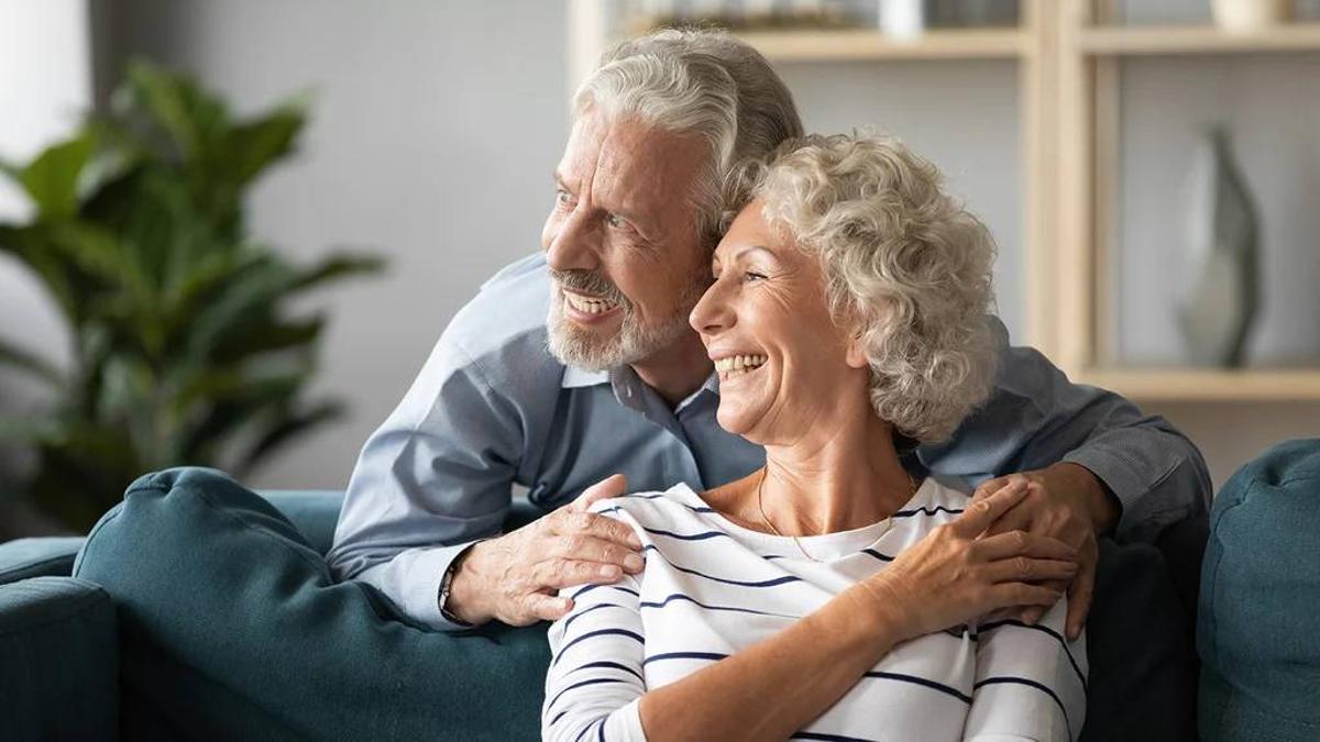 Pareja de personas mayores.