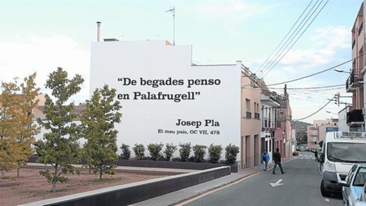 Pintura de Enric Farrés junto a la Fundació Josep Pla de Palafrugell, ayer, con la frase del escritor alterada.