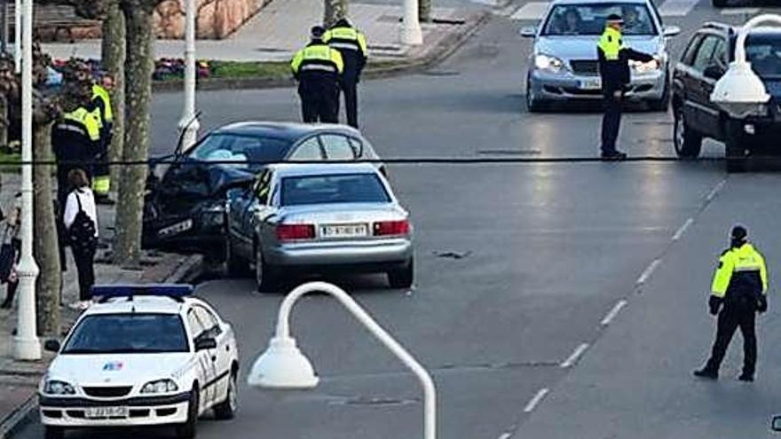 A la izquierda, dos de los vehículos implicados en la calle Marola.