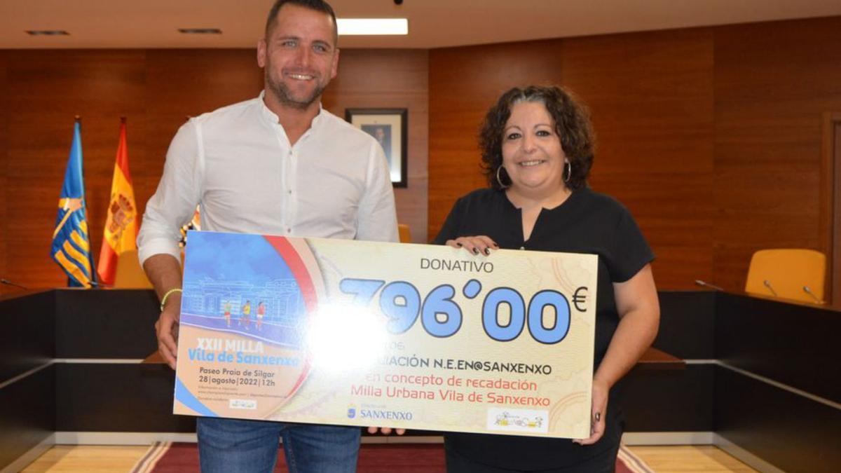 Entrega del cheque de la recaudación de la Milla Vila de Sanxenxo.   | // FDV