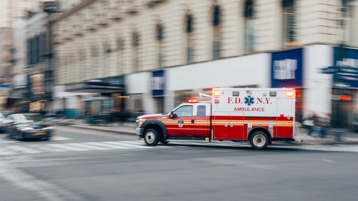 Una ambulancia presta servicio en las calles de Nueva York.