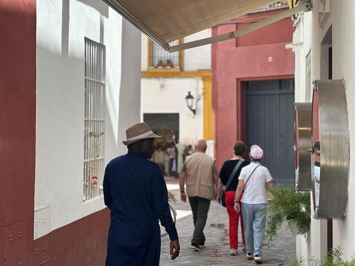 Turistas pasean por el barrio de Santa Cruz.