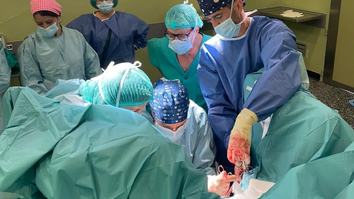 Un equipo de sanitarios intervienen a la paciente con esta nueva técnia.