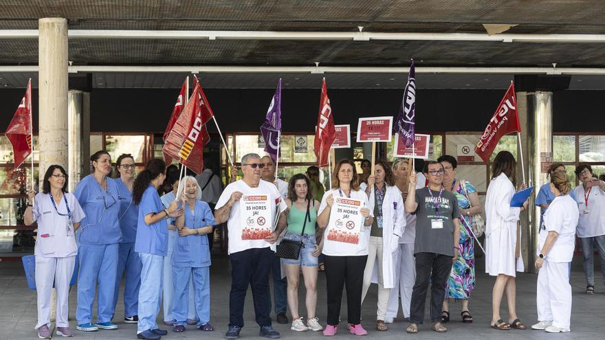 Recogida de firmas y protesta de trabajadores en Alicante por la política sanitaria del Consell