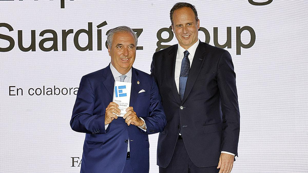 El galardón a la mejor empresa logística fue para Suardiaz. Juan Riva, su presidente, lo recibió de manos de Carlos Botana, del Puerto de Vigo.