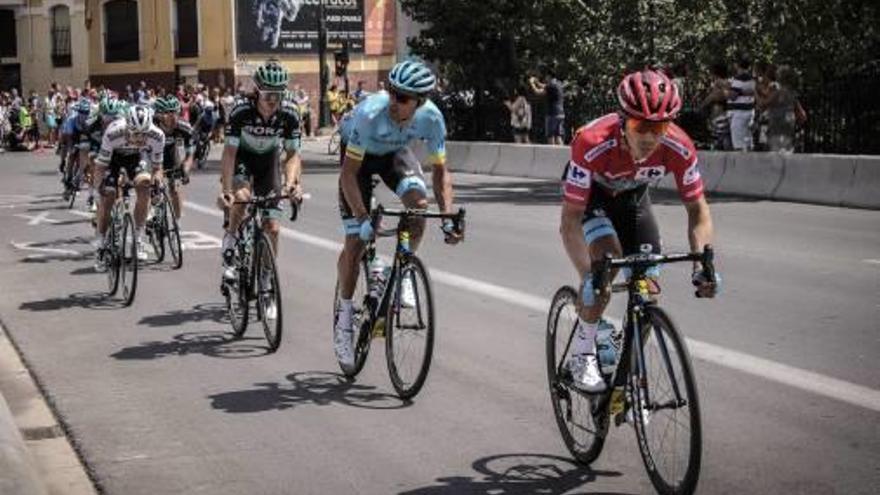 El pelotón de favoritos, durante su paso por Alcoy.