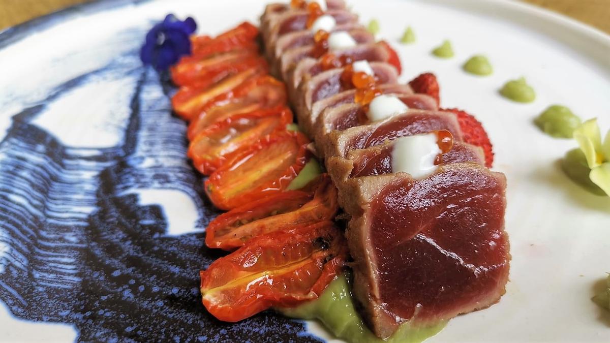 Tataki de atún rojo sobre cremoso de aguacate y tomates semisecos con wasabi fresco.