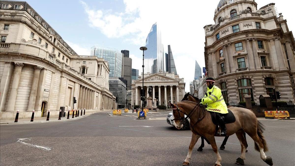 Un policía montado patrulla en los alrededores del Banco de Inglaterra.