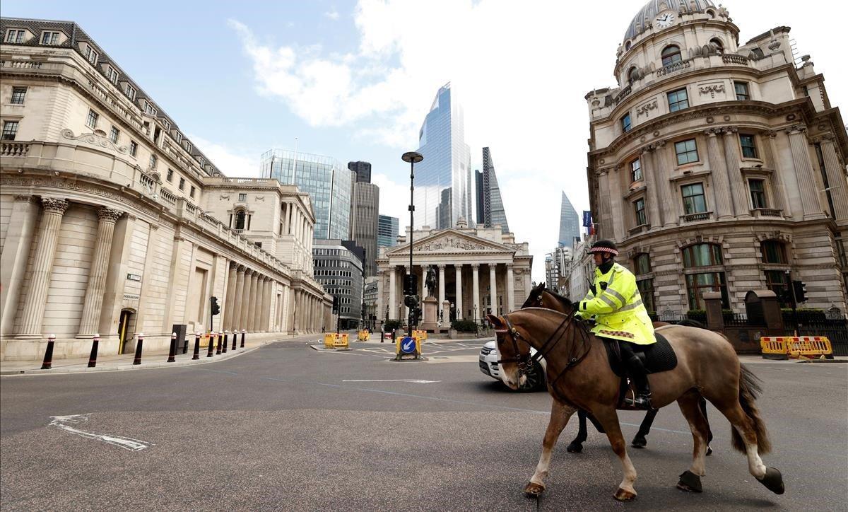 zentauroepp52983644 police on horses patrol outside the bank of england as the s200401193051