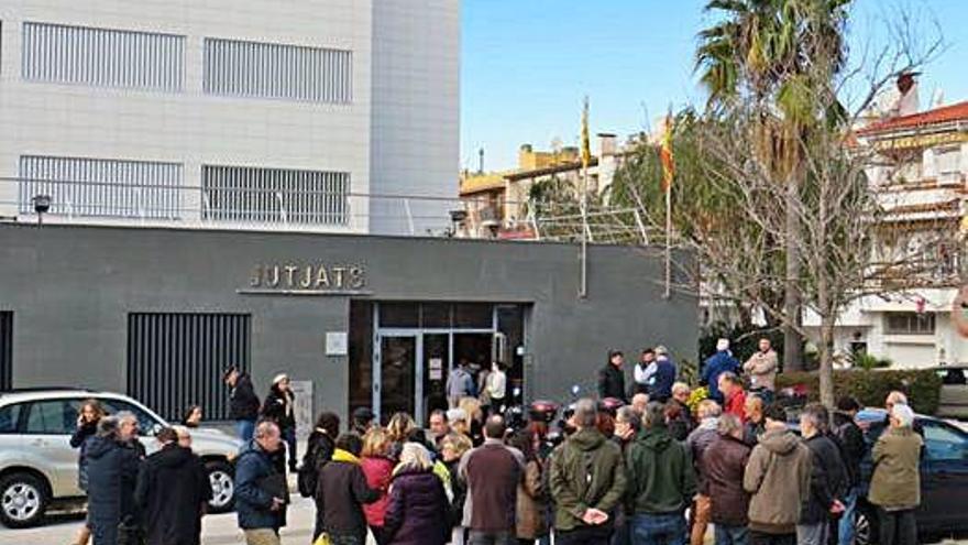 Jutgen una veïna de Blanes acusada d&#039;un delicte de faltes per penjar llaços grocs