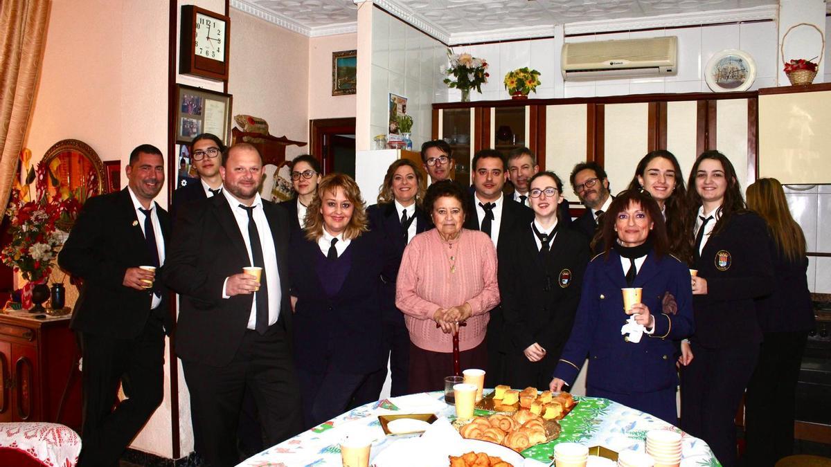 Al centro, Consuelo Cebolla.