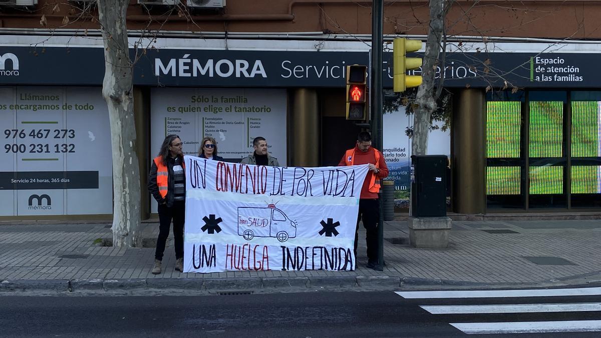 Protesta de los trabajadores del transporte sanitario, ante el Clínico.