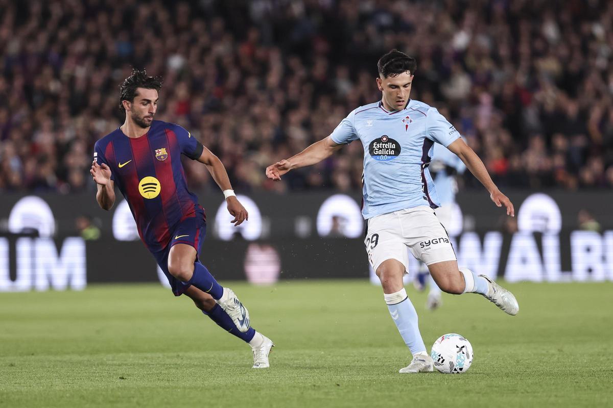 Yoel Lago conduce el balón perseguido por Ferran Torres en la reciente visita del Celta al Camp Nou.