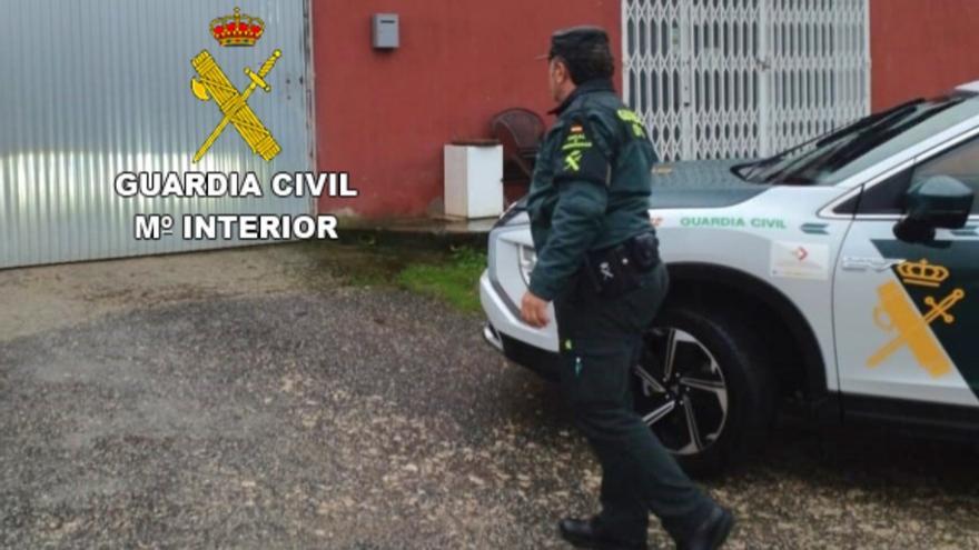 La Guardia Civil localiza en una nave de Ponte Caldelas 12.800 litros de gasóleo ilegal