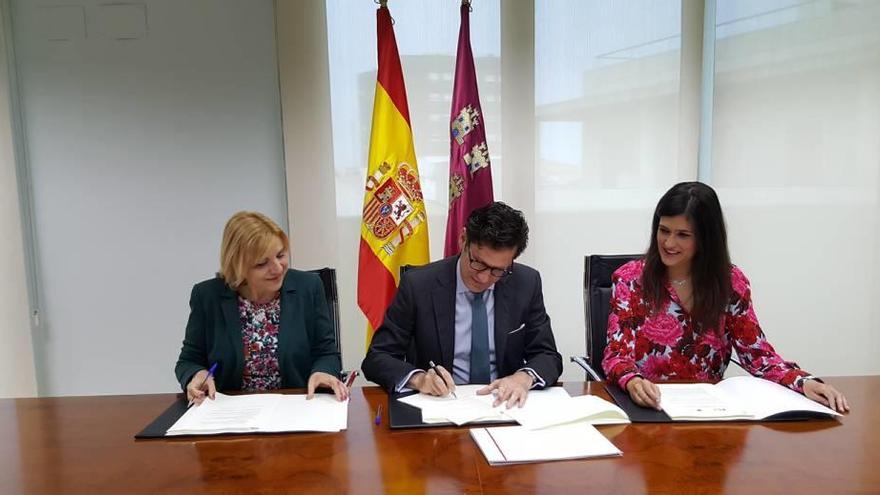 Firma del protocolo entre el presidente del TSJ y la consejera de Familia.