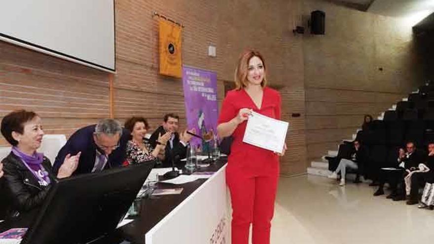 El acto central por el Día de la Mujer acogió la entrega de los premios Victoria Kent y Carmen de Burgos. En la imagen, Margarita Sánchez Romero recoge el galardón correspondiente al Carmen de Burgos.