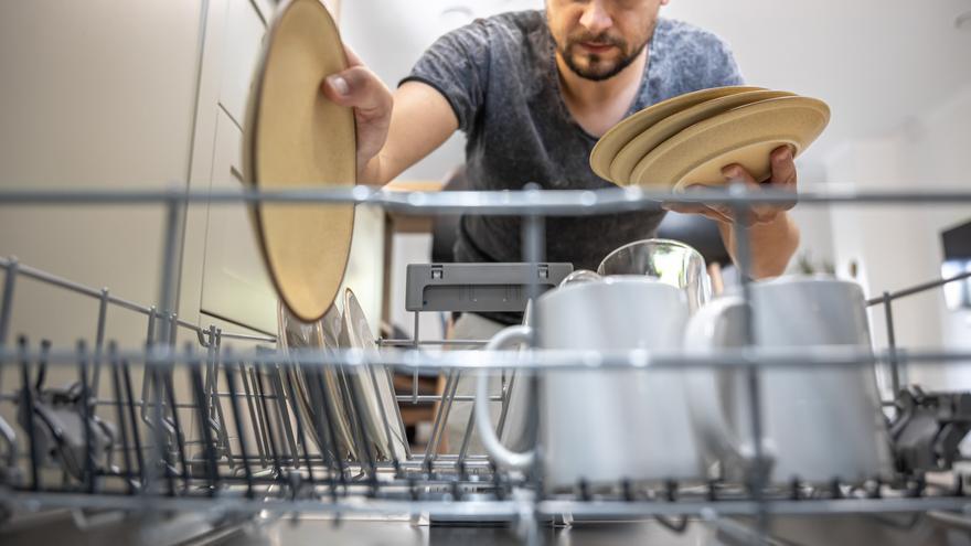 El truco casero para limpiar a fondo el lavavajillas y eliminar malos olores