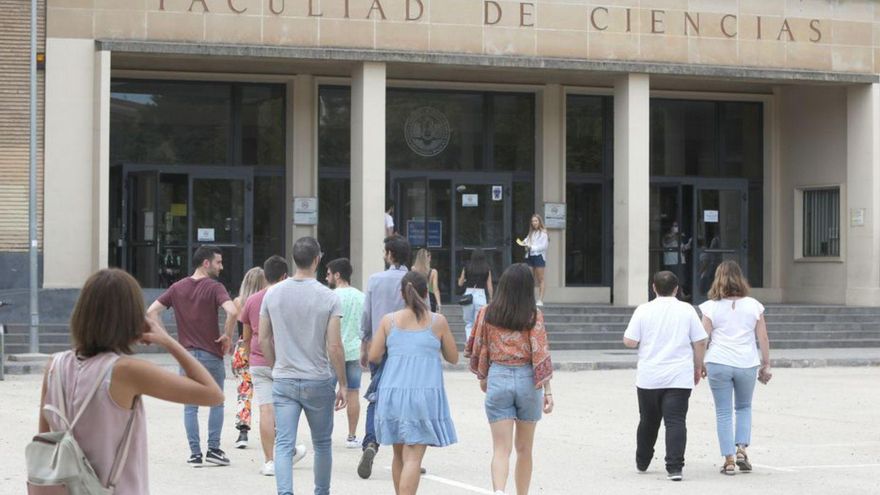 Alumnos en la entrada de una facultad en Zaragoza. | // ÁNGEL DE CASTRO