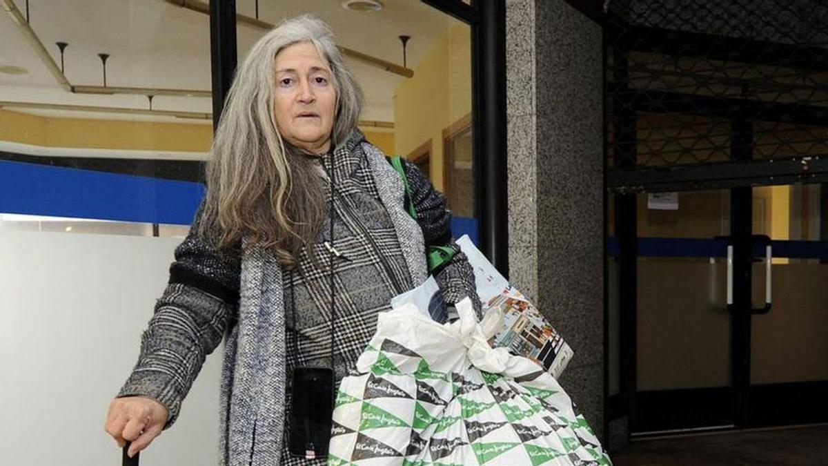 Emilia Oro duerme en el entresuelo de un edificio.