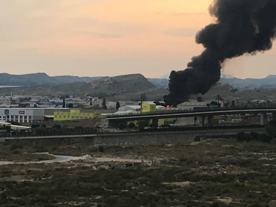 Los bomberos tratan de sofocar un virulento incendio en una planta de residuos de AIicante