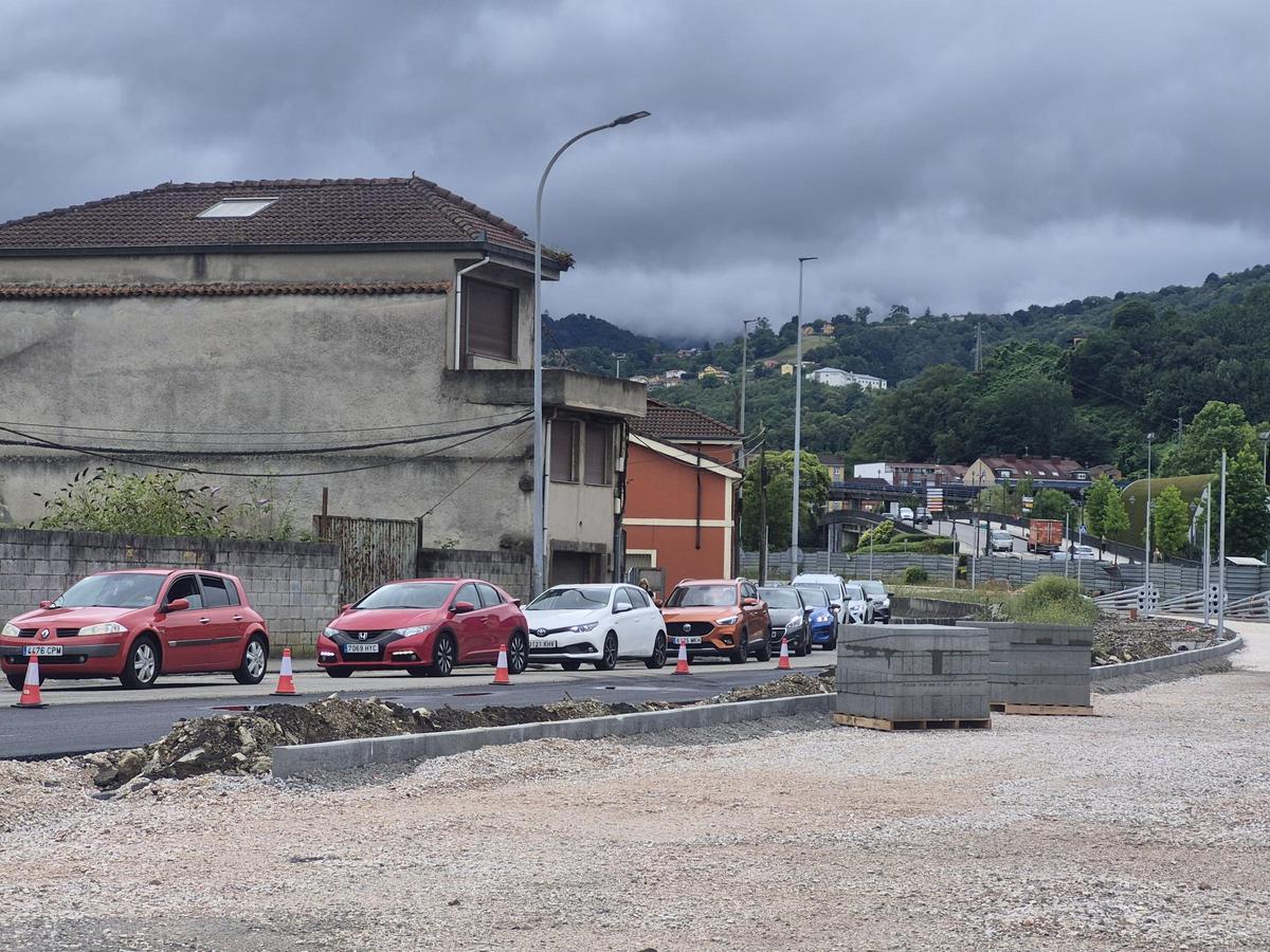 Vehículos acercándose a la glorieta de Langreo Centro.