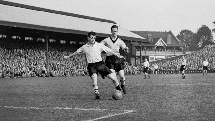 Johnny Haynes, remantando un balón en el Craven Cottage.