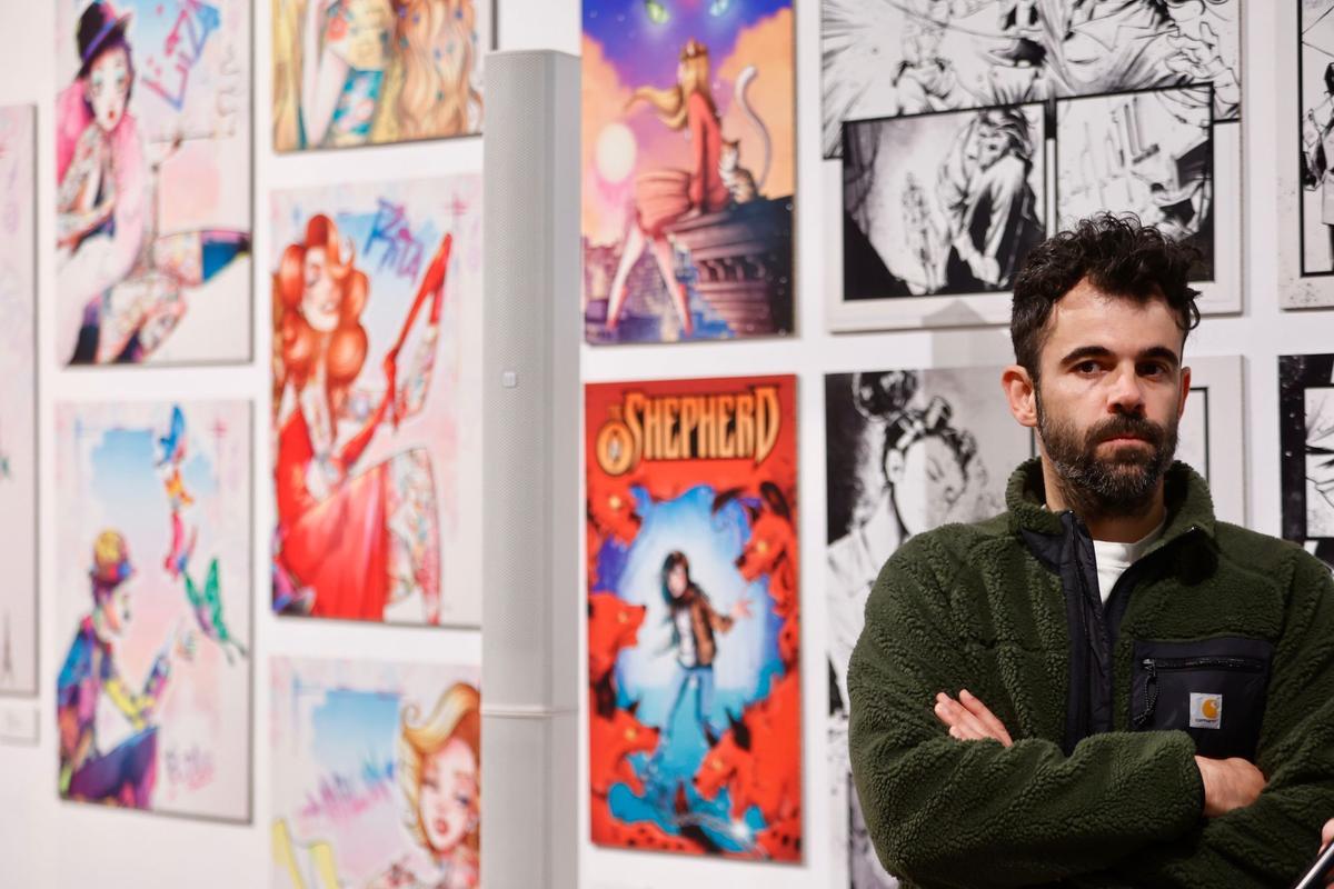 Paco Camallonga, frente a algunos de sus trabajos esta mañana en la presentación de su exposición.