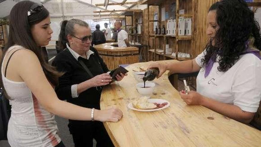 Brindis oficial con el que se dio inicio a la Festa do Viño Tinto de Barrantes en el día de ayer.  // Noé Parga