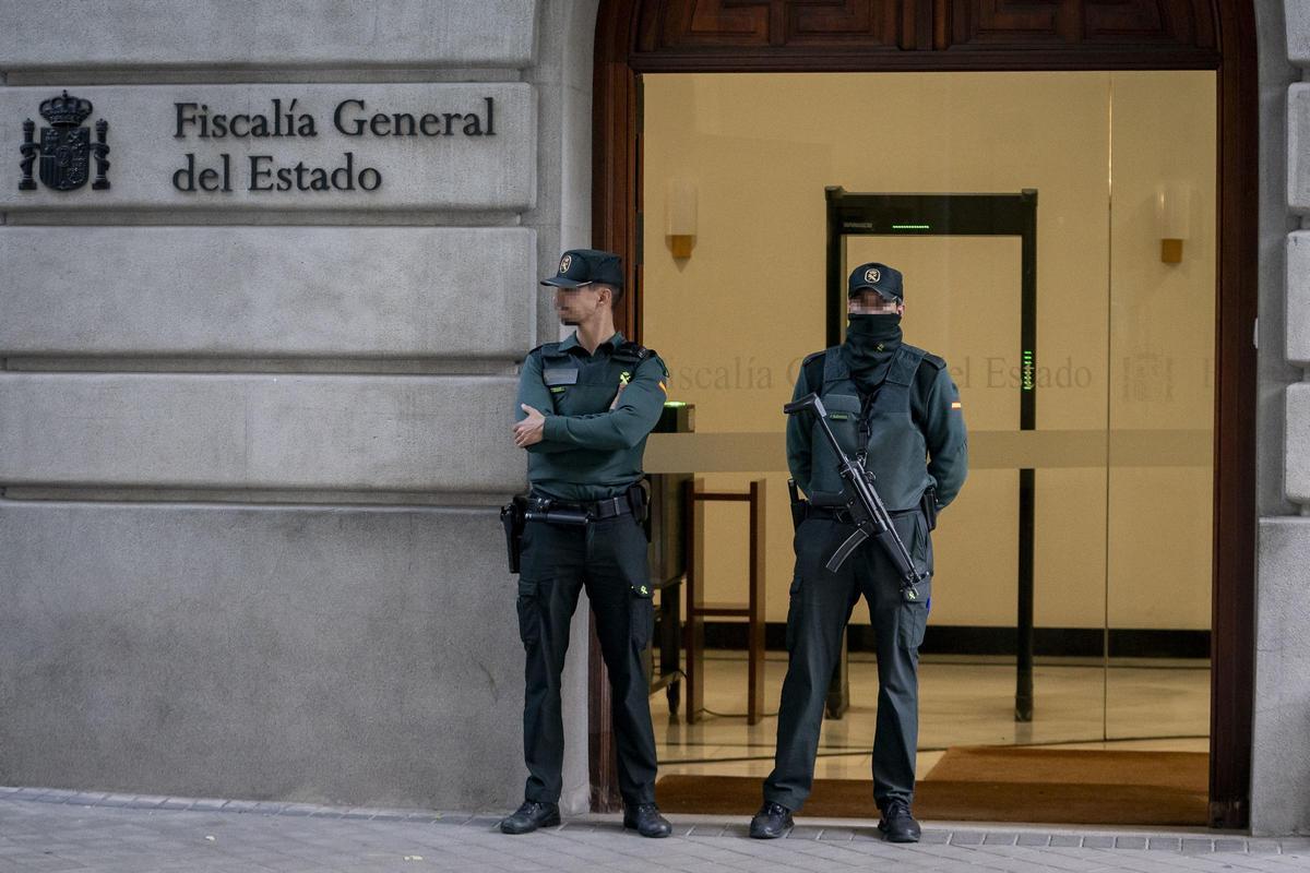 Archivo - Dos agentes de la Guardia Civil en la Fiscalía General del Estado, a 30 de octubre de 2024, en Madrid (España).