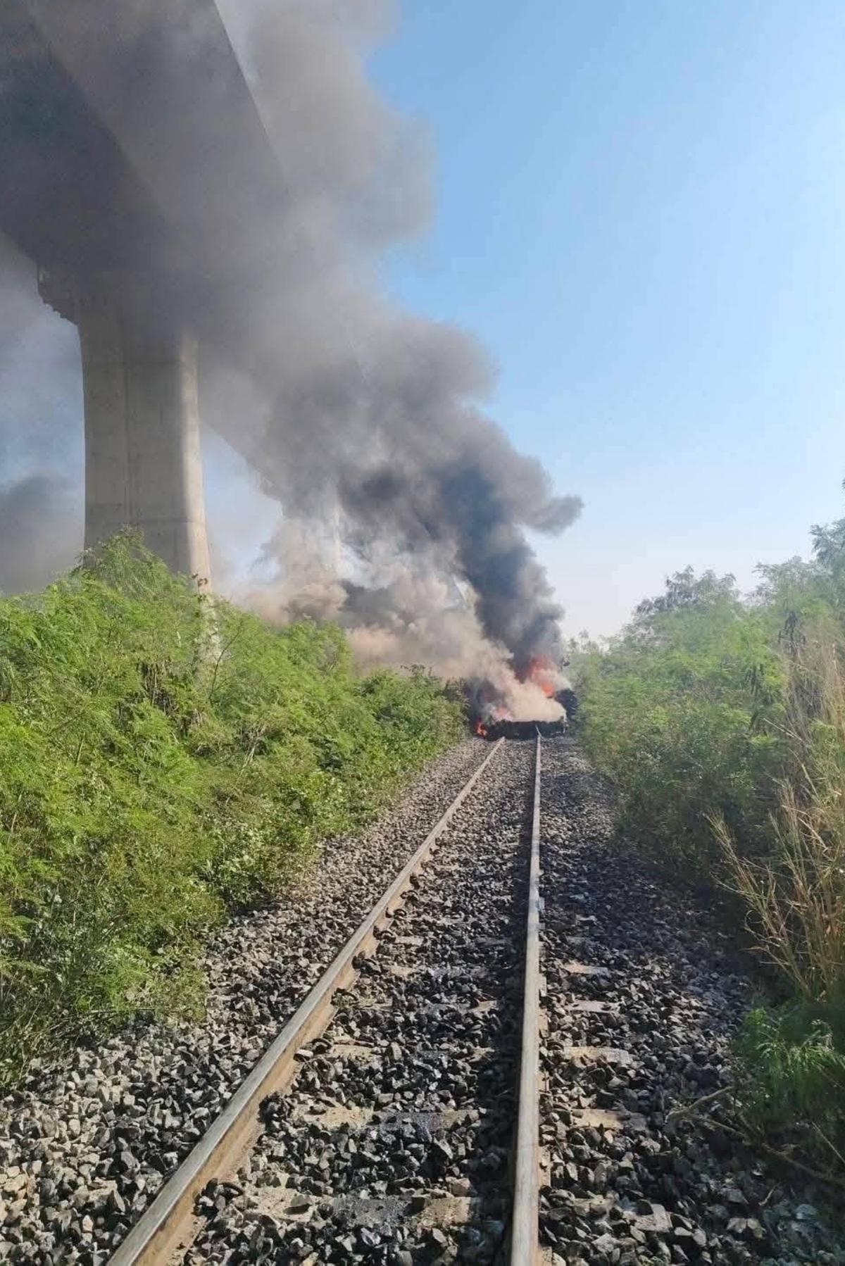 Al menos 22 muertos al caer una grúa sobre un tren en Tailandia