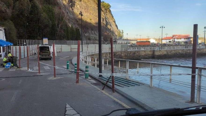 Estado de los trabajos de construcción de una rampa de acceso a la playa de Lastres, ayer.