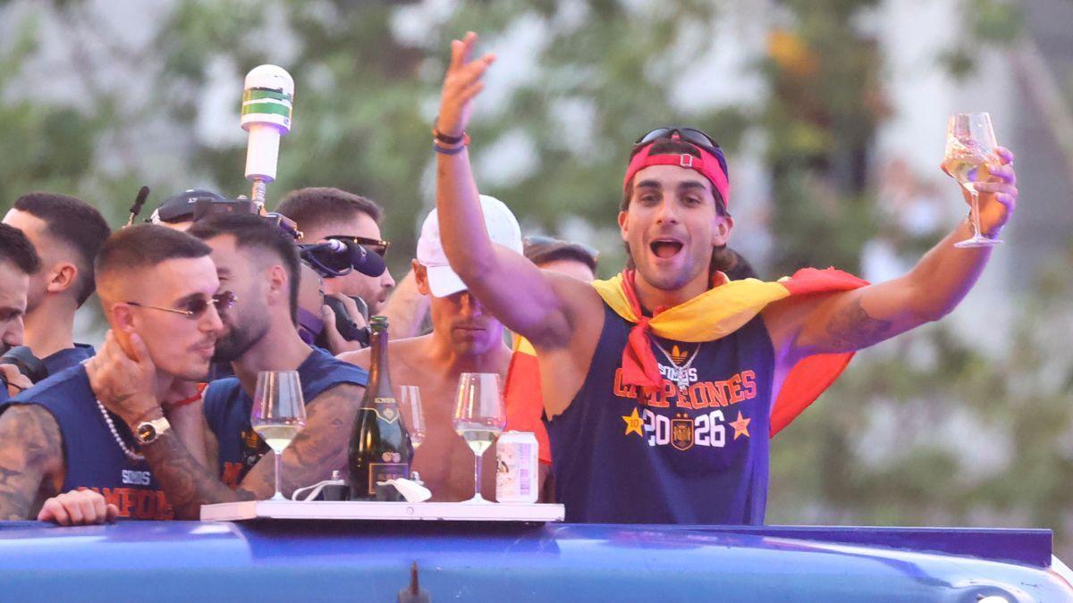 Ferran Torres celebrando la victoria de La Roja por las calles de Madrid