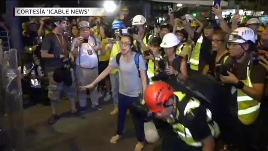 La Policía dispersa a miles de manifestantes en Hong Kong