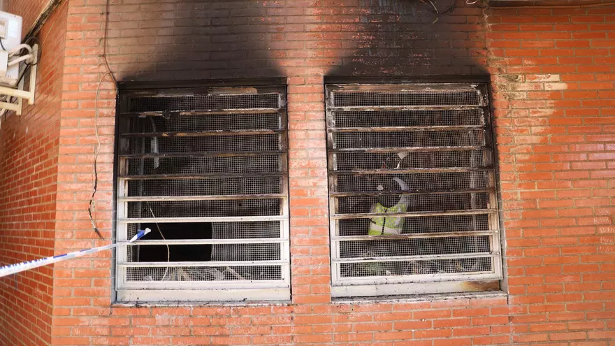 Rescatados tres menores atrapados en un incendio en una planta baja del barrio de las Margaritas