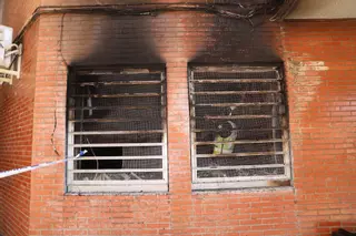Rescatados tres menores atrapados en un incendio en una planta baja del barrio de las Margaritas