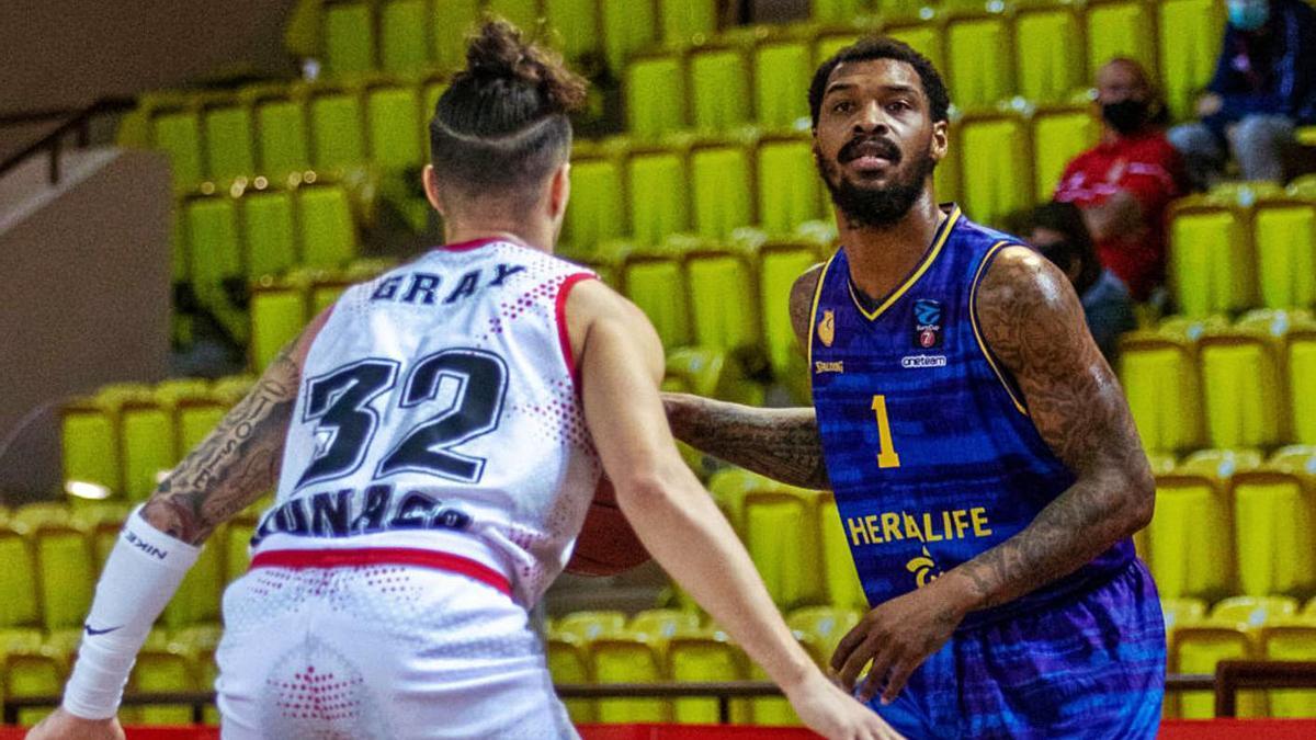 Sean Kilpatrick bota el balón ante Gray, del Mónaco, durante un lance del choque del martes. | | AS MÓNACO