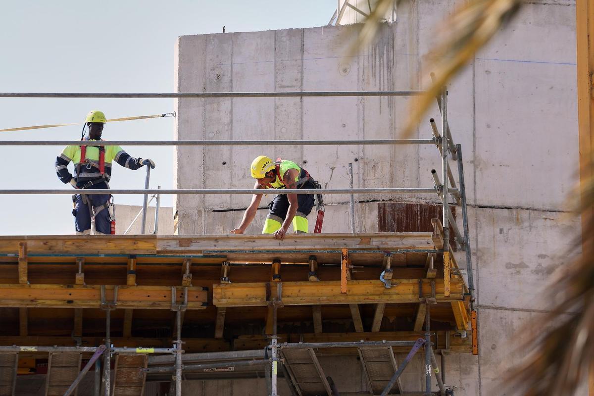 Dos empleados de la construcción en una obra en València.