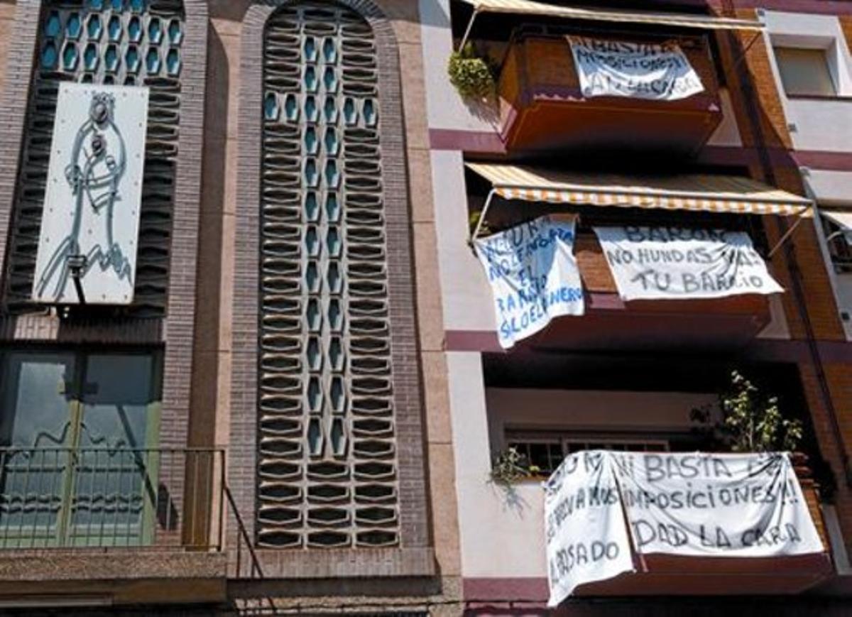 Pancartes dels veïns de Pla d’en Boet contra la instal·lació d’un centre de menors, ahir, a Mataró. Pancartes dels veïns de Pla d’en Boet contra la instal·lació d’un centre de menors, ahir, a Mataró.