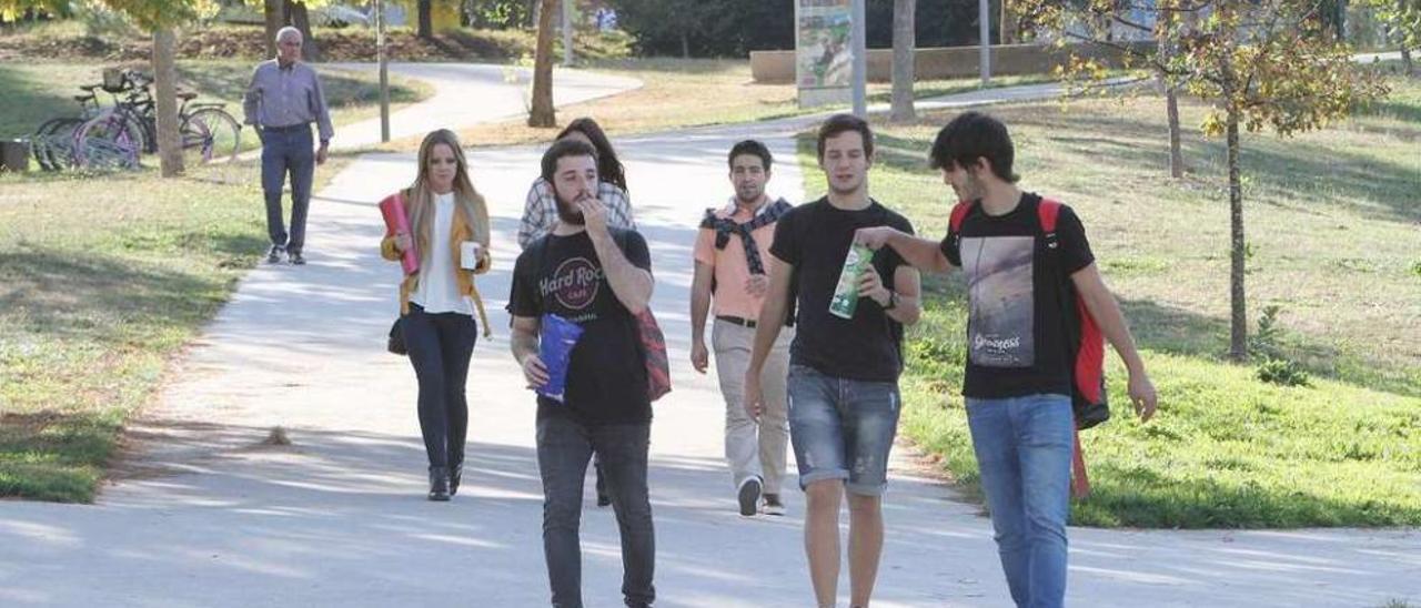 Jóvenes en la zona nueva del campus universitario de Ourense. // Iñaki Osorio