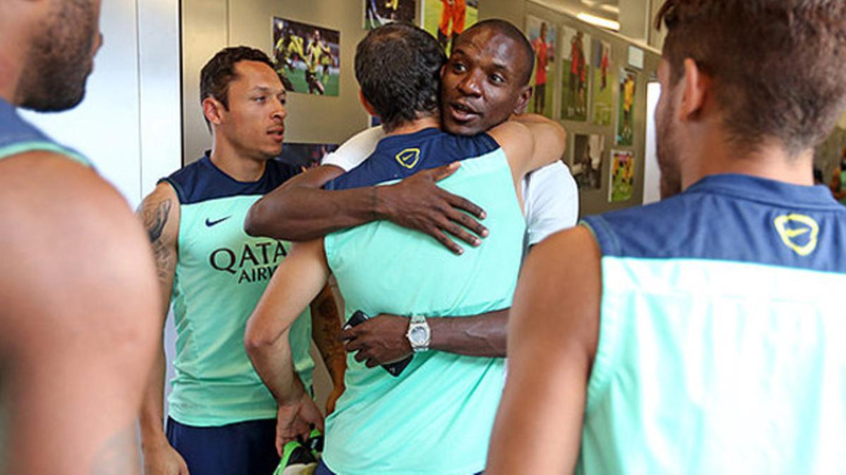 Éric Abidal visita a algunos de sus excompañeros del Barça