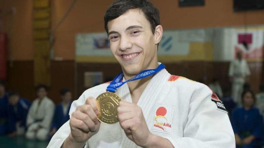 José Riopedre posando con su medalla de oro en el Judo Club Coruña .